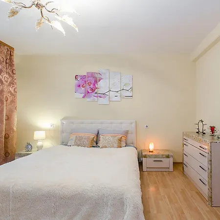Three Bedroom Near The Metro Station Kamennaya Gorka And Shopping Centre Almi Minsk